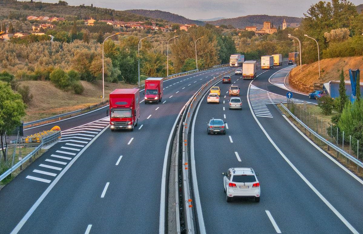 三部门：不合规车辆运输车7月起禁上高速公路