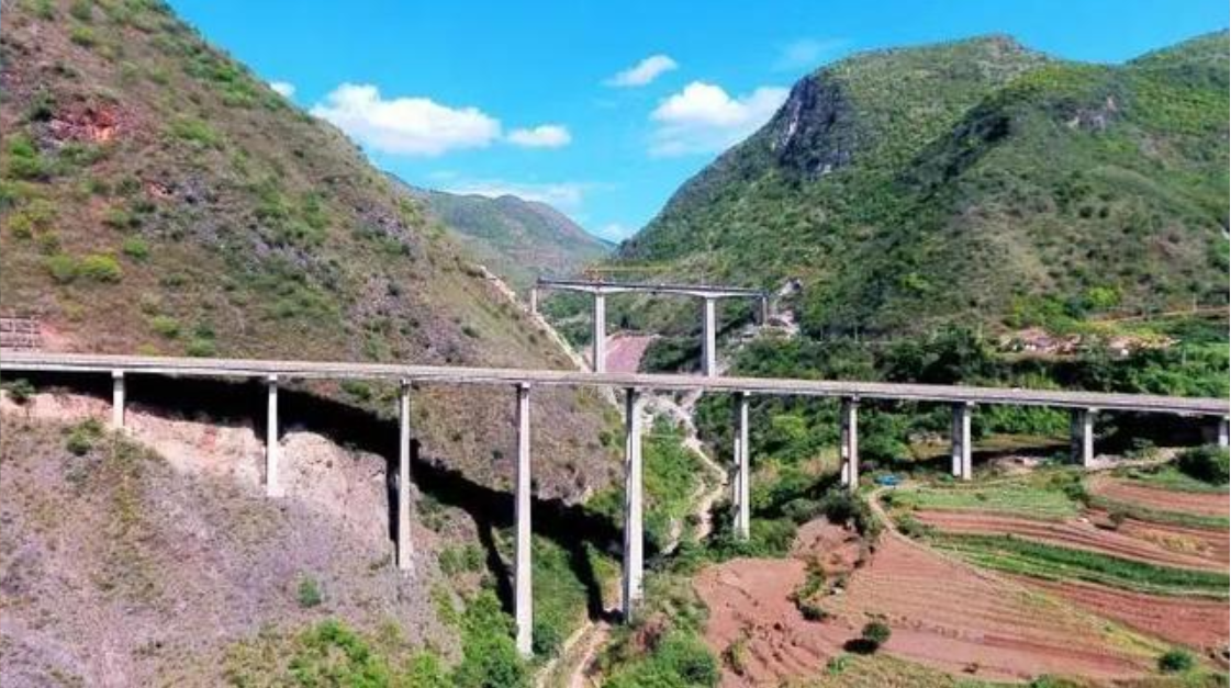中缅国际大通道大瑞铁路特长隧道群全部贯通